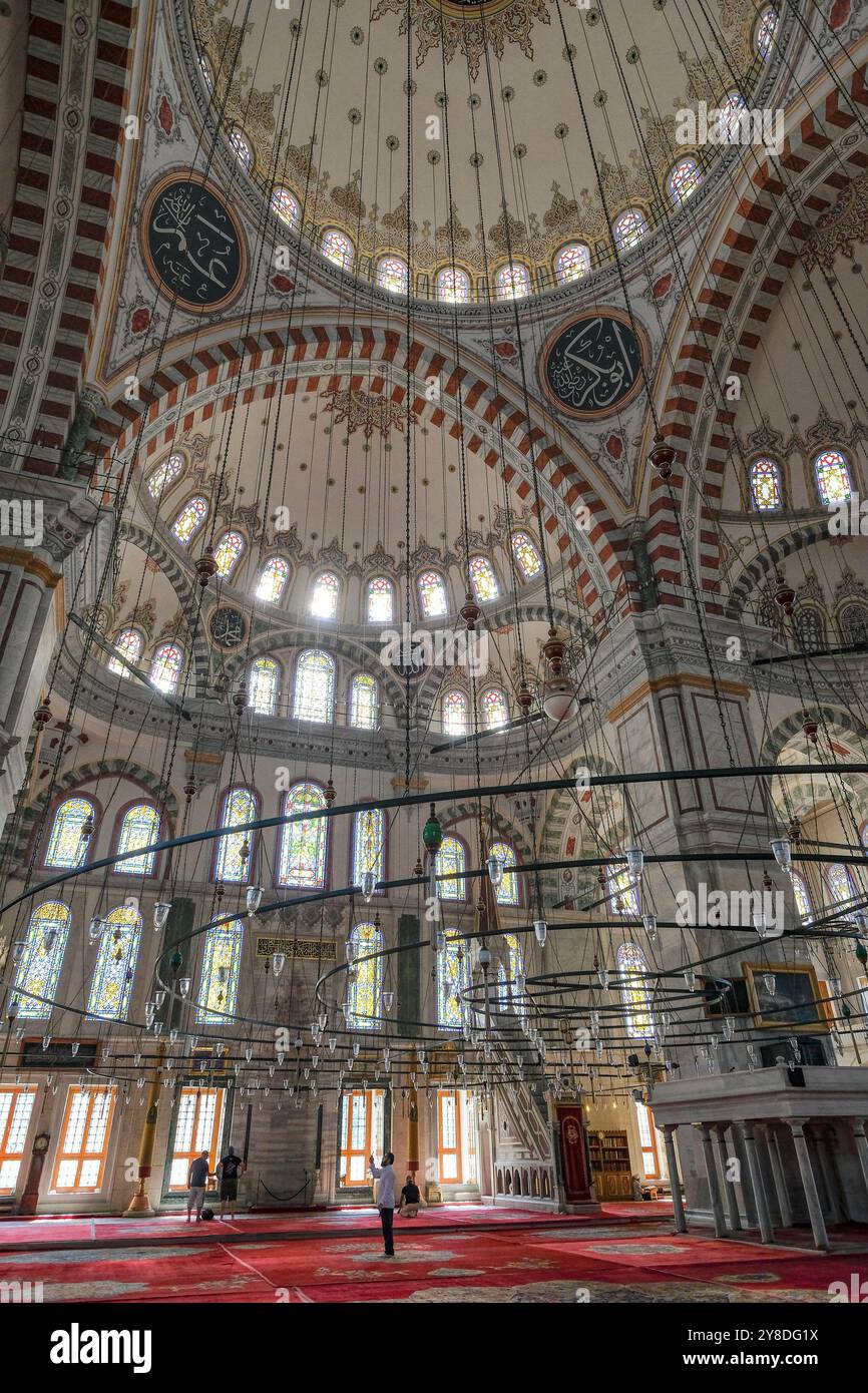 Istanbul, Turquie - 25 septembre 2024 : Mosquée Fatih ou Mosquée du Conquérant dans le district de Fatih à Istanbul, Turquie. Banque D'Images