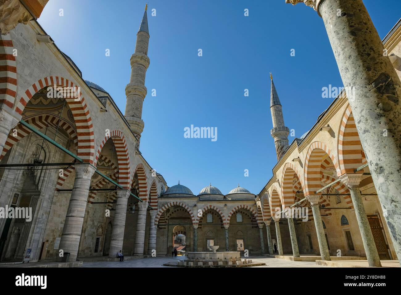 Edirne, Turquie - 3 octobre 2024 : la mosquée UC Serefeli ou mosquée des trois balcons à Edirne, Turquie. Banque D'Images Edirne, Turquie - 3 octobre 2024 : la mosquée UC Serefeli ou mosquée des trois balcons à Edirne, Turquie. Banque D'Images