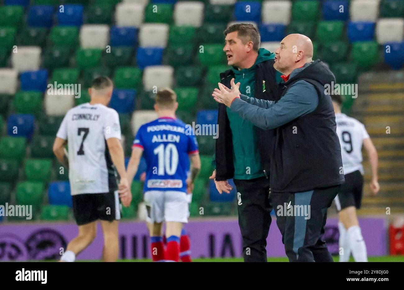 Windsor Park, Belfast, Irlande du Nord, Royaume-Uni. 04 octobre 2024. Sports Direct Premiership – Linfield v Glentoran. L'action de la première équipe irlandaise du match de ce soir à Belfast. (Linfield en bleu). Declan Devine (à gauche) et Tim McCann- Glentoran. Crédit : CAZIMB/Alamy Live News. Banque D'Images