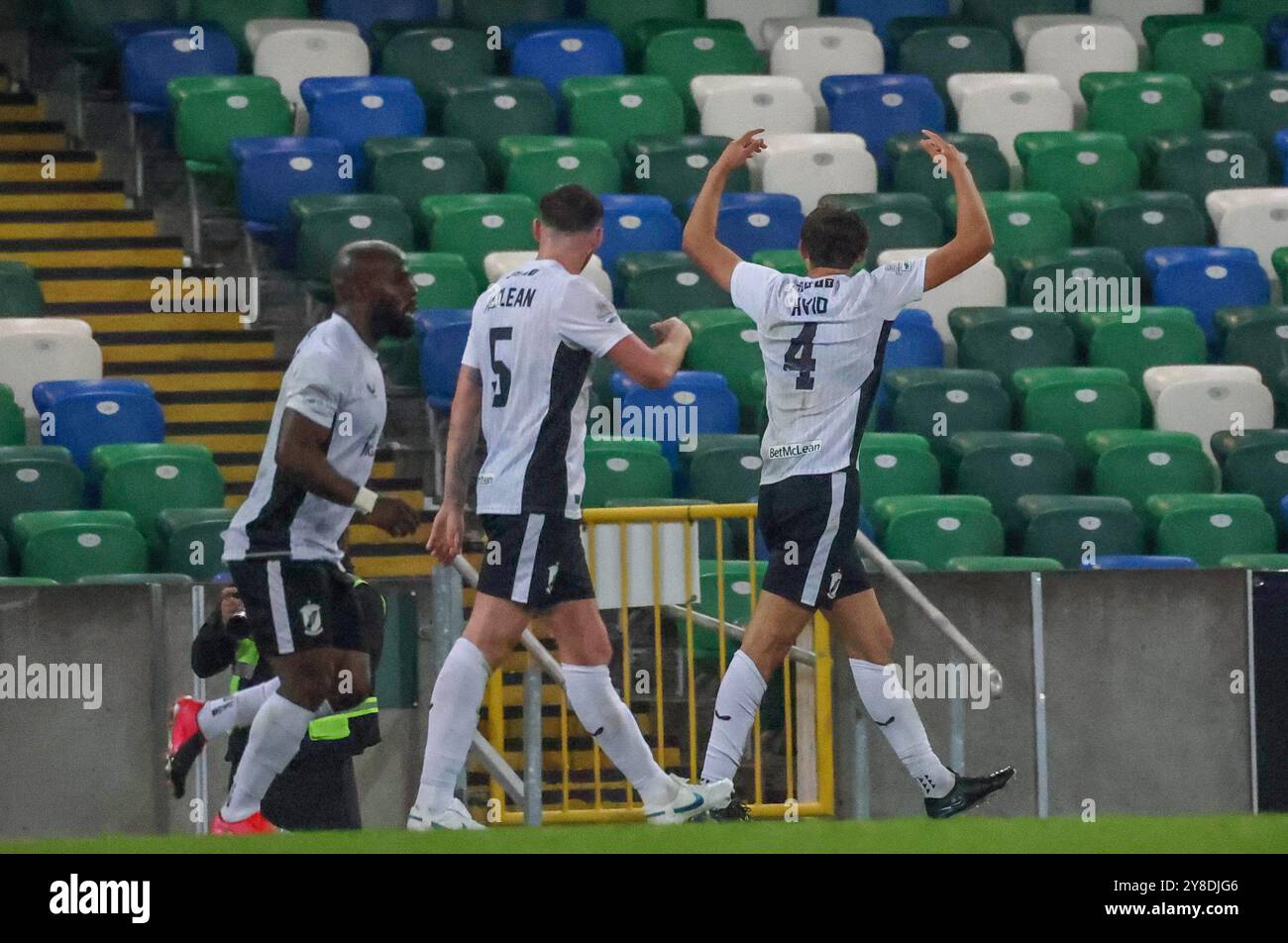 Windsor Park, Belfast, Irlande du Nord, Royaume-Uni. 04 octobre 2024. Sports Direct Premiership – Linfield v Glentoran. L'action de la première équipe irlandaise du match de ce soir à Belfast. (Linfield en bleu). Glentoran prenez une avance de 2-1 par Frankie Hvid (4).. Crédit : CAZIMB/Alamy Live News. Banque D'Images