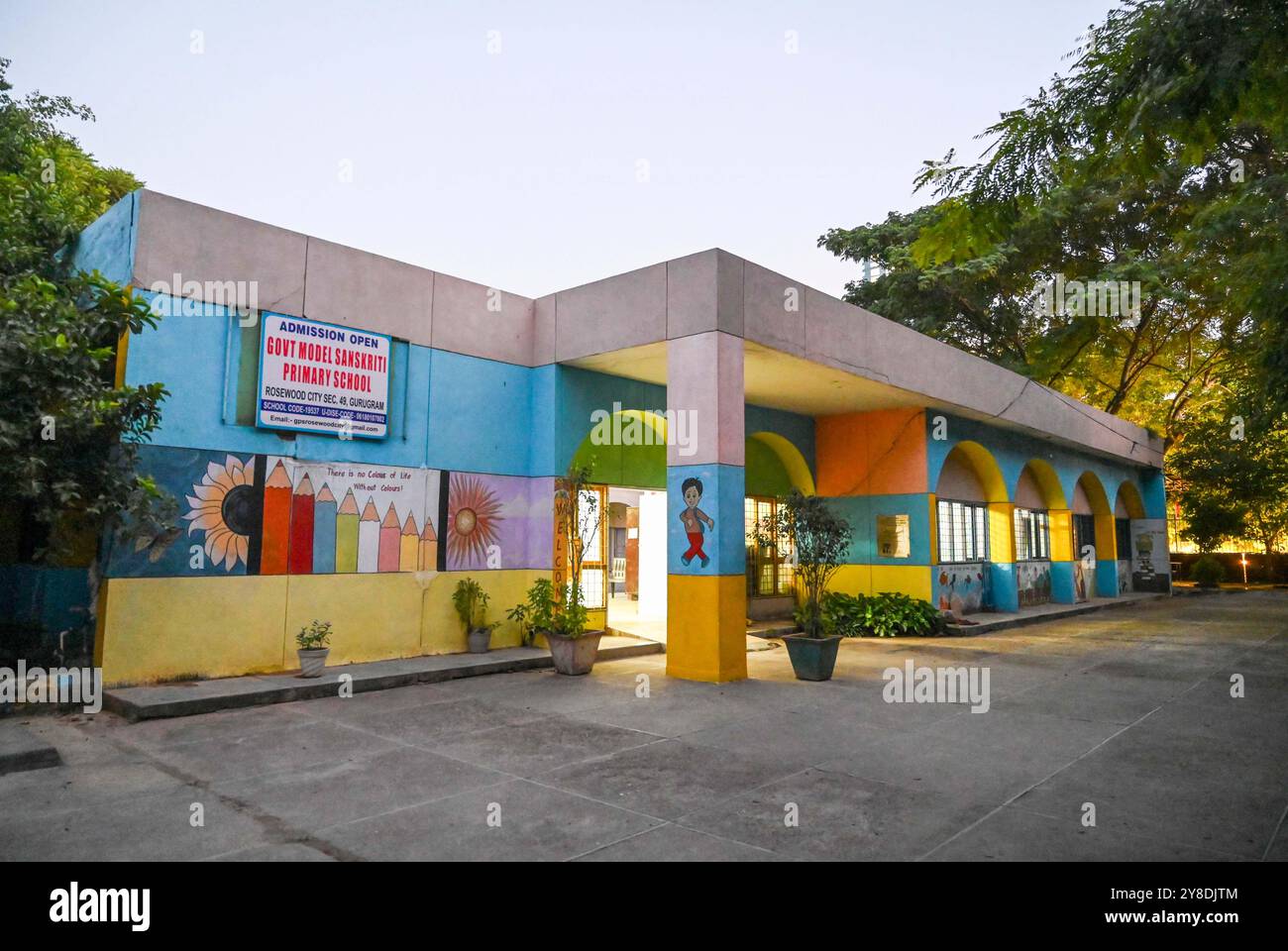 Gurugram, Inde. 04 octobre 2024. GURUGRAM, INDE - 4 OCTOBRE : une vue à l'extérieur d'un stand rose de l'élection de l'Assemblée Gurugram situé à l'école primaire Government Model Sanskriti de la ville de Rosewood au secteur-49 le 4 octobre 2024 à Gurugram, Inde. (Photo de Parveen Kumar/Hindustan Times/Sipa USA) crédit : Sipa USA/Alamy Live News Banque D'Images