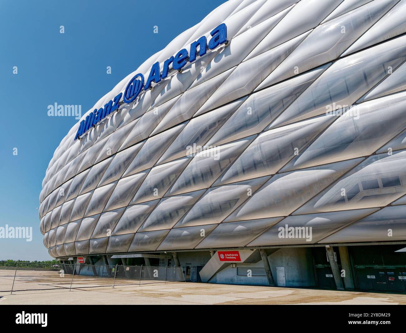Munich, Allemagne - 13 août 2024. Allianz Arena à Munich, vue extérieure, ciel bleu. Banque D'Images