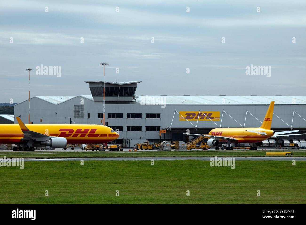 Hub DHL à l'aéroport d'East Midlands. Deux avions cargo DHL présents. Banque D'Images