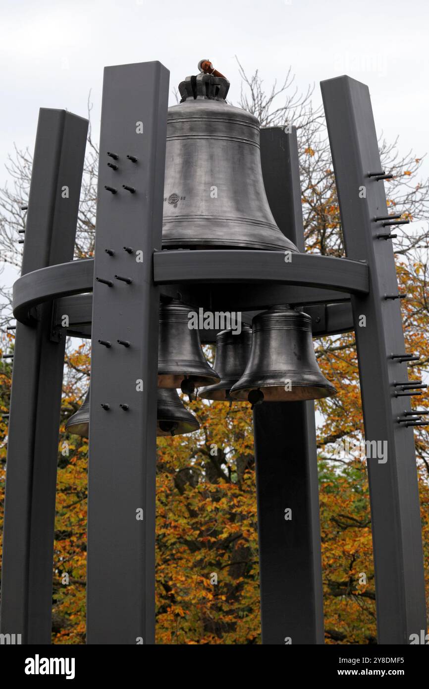 La Hope Bell est en construction à Queen's Park, Loughborough. Five Bells coulé en 2021-2023 par Taylors Foundry, Loughborough. Banque D'Images