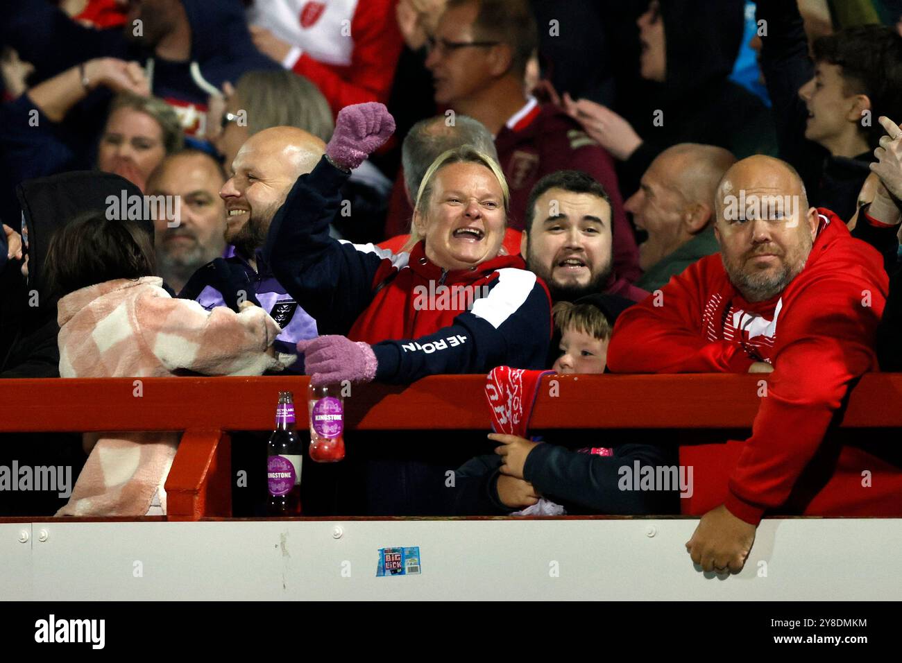 Les fans de Hull KR célèbrent après qu'un essai de Warrington a été exclu lors de la Betfred Super League, match de demi-finale de play-off à Craven Park, Hull. Date de la photo : vendredi 4 octobre 2024. Banque D'Images