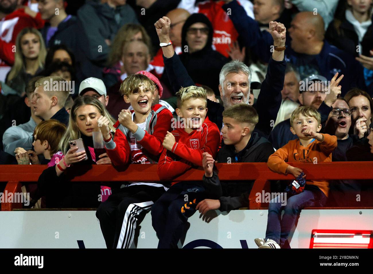 Les fans de Hull KR célèbrent après qu'un essai de Warrington a été exclu lors de la Betfred Super League, match de demi-finale de play-off à Craven Park, Hull. Date de la photo : vendredi 4 octobre 2024. Banque D'Images