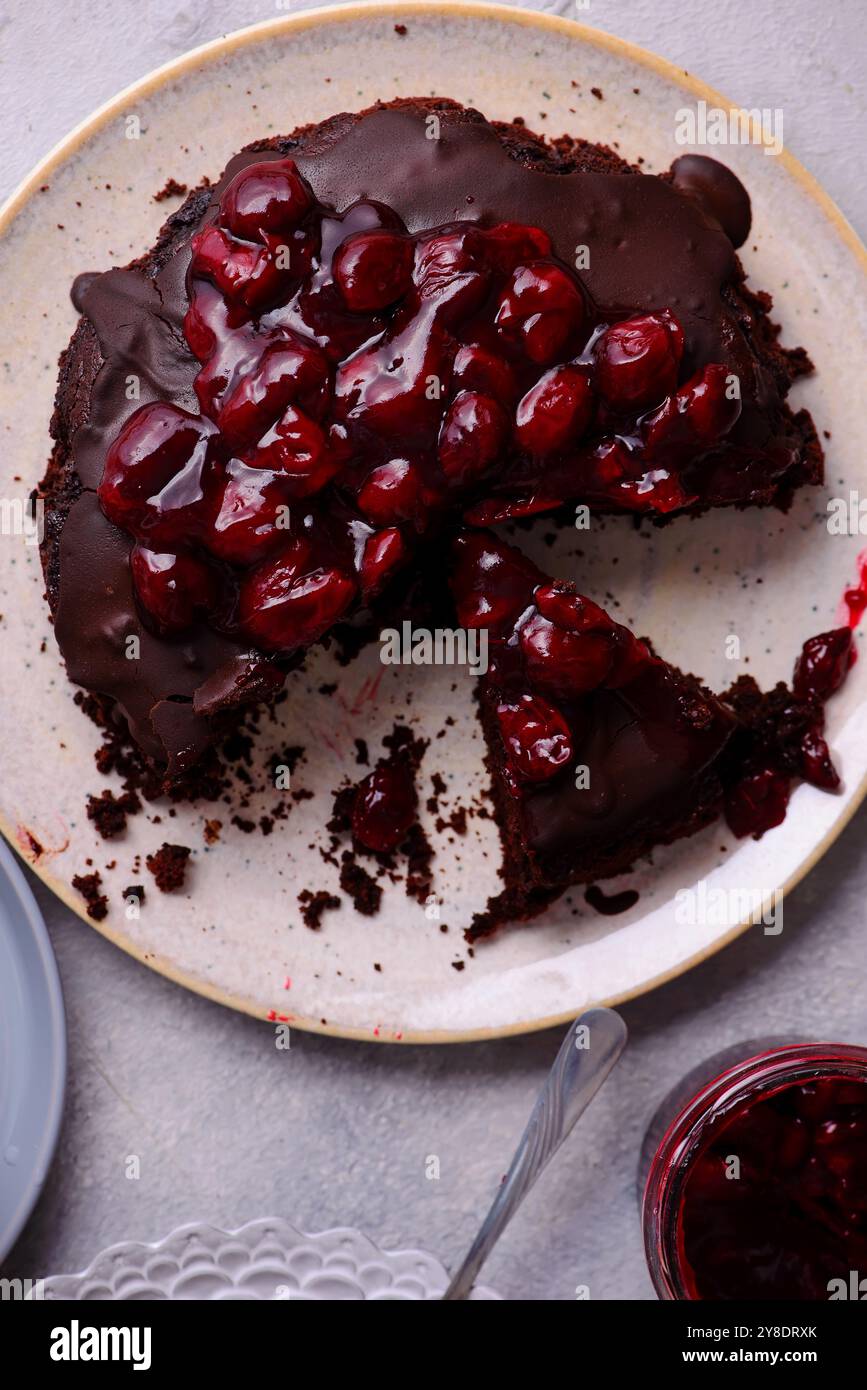 Tarte aux truffes au chocolat avec garniture aux cerises. .style hugge. mise au point sélective. vue supérieure Banque D'Images