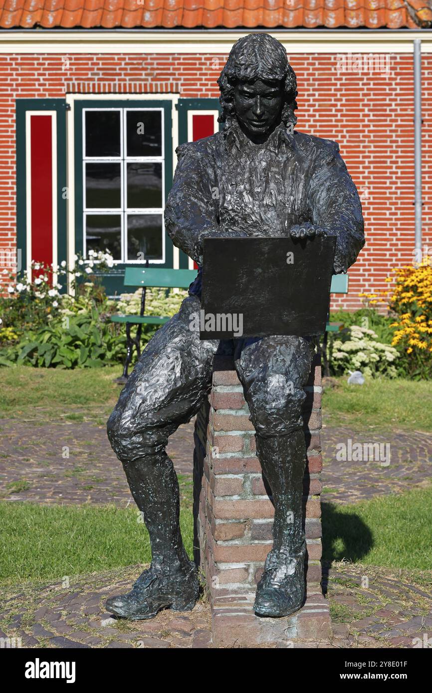 Sculpture en bronze représentant Paulus Potter, le peintre tenant un bloc-croquis, statue de Jan van Velzen, Enkhuizen, Hollande du Nord, pays-Bas Banque D'Images