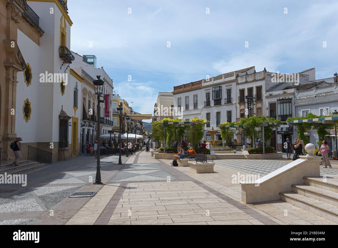 Pittoresque rue espagnole avec bâtiments historiques et atmosphère détendue, Plaza del Socorro, vieille ville, Ronda, province de Malaga, Malaga, Andalousie, SP Banque D'Images