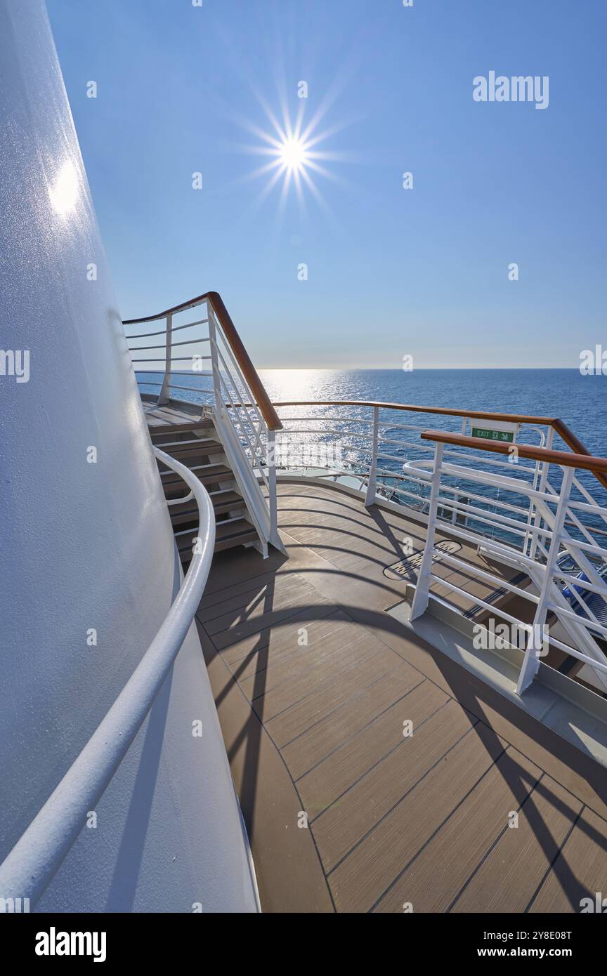 Vue depuis le pont d'un bateau de croisière Mein Schiff 6 à la mer ensoleillée et ciel dégagé, mer du Nord, Norvège, Europe Banque D'Images