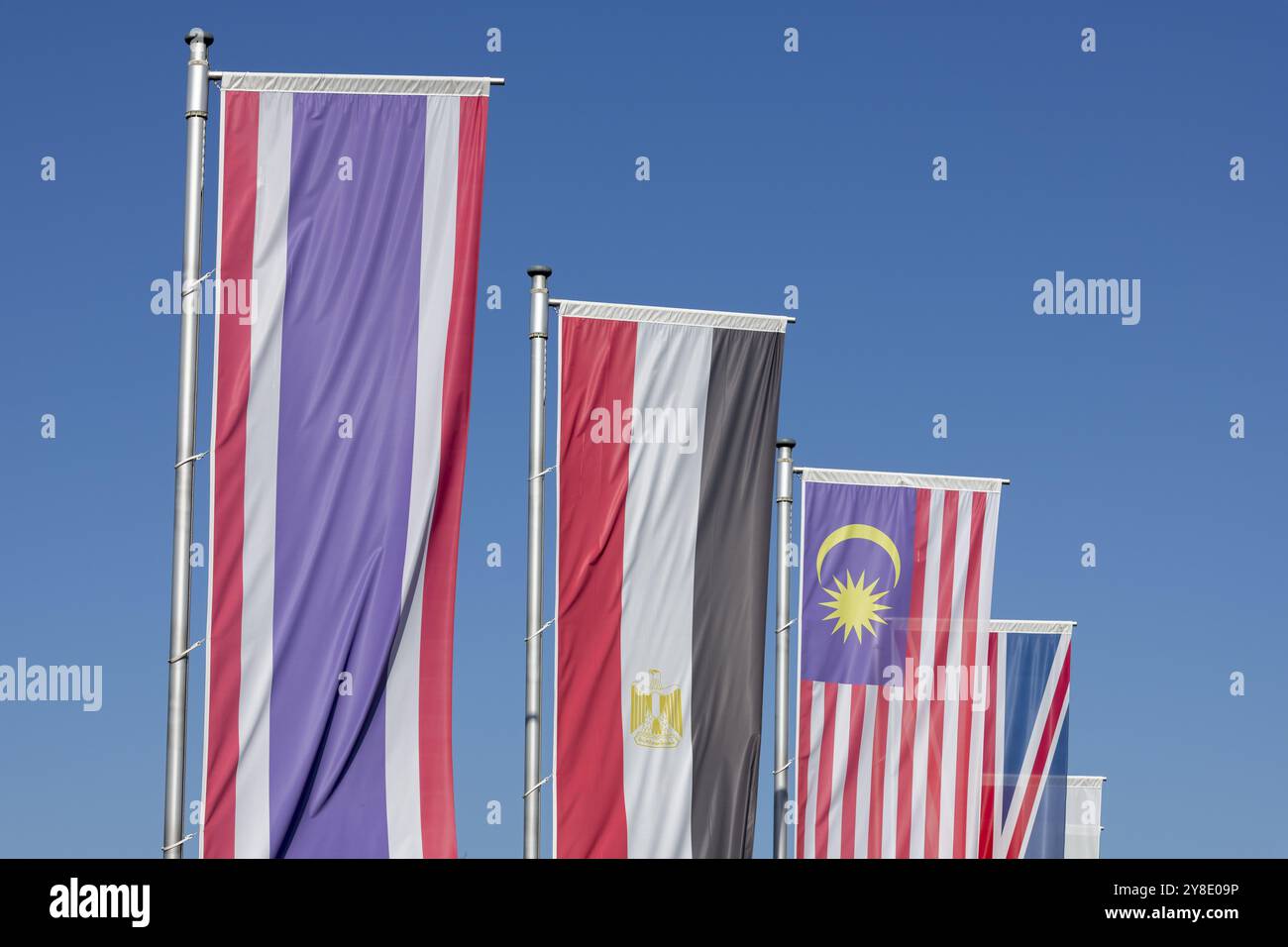 Plusieurs drapeaux de différents pays flottent côte à côte sous un ciel bleu clair, drapeau thaïlandais, drapeau malaisien, drapeau égyptien Banque D'Images