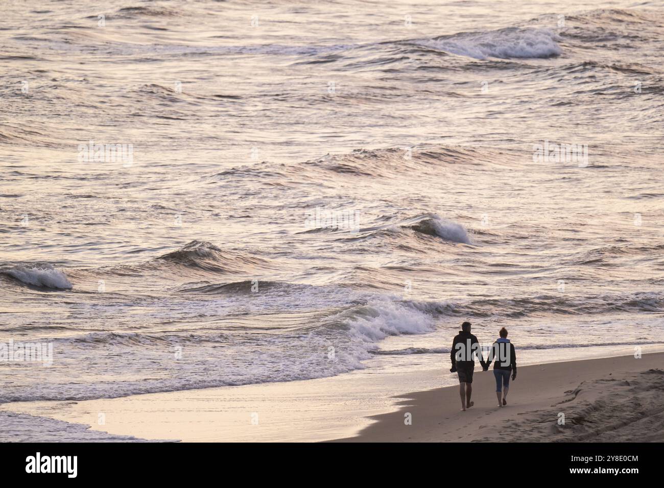 Couple marchant au bord de la mer, surf, Sondervig Strand, mer du Nord, Danemark, Europe Banque D'Images