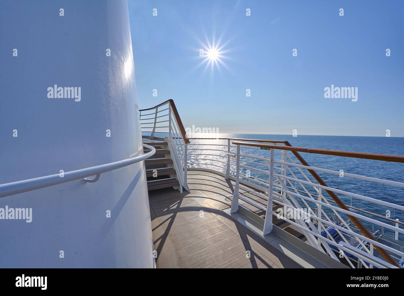 Vue depuis le pont d'un bateau de croisière Mein Schiff 6 à la mer ensoleillée et ciel dégagé, mer du Nord, Norvège, Europe Banque D'Images