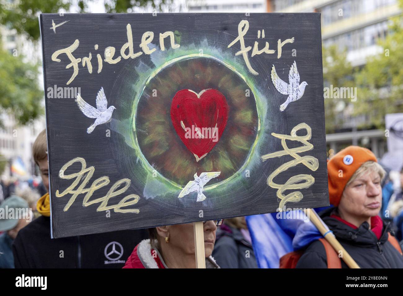 Signe paix pour tous à la manifestation Lay Down Your Arms sur la Breitscheidplatz à Berlin. L'événement est dirigé contre toutes les guerres et appelle à un imme Banque D'Images