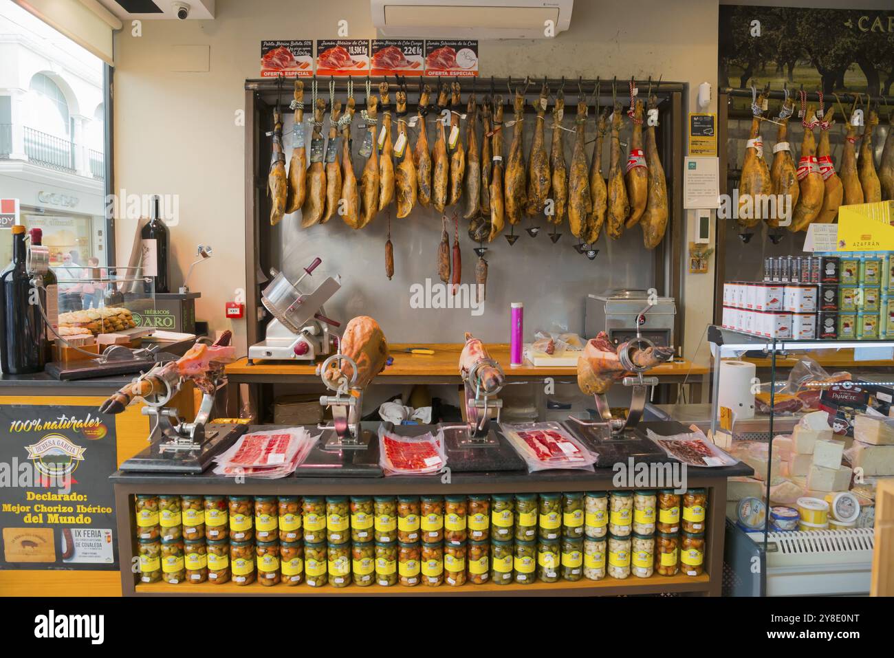 Boucherie espagnole avec un grand choix de jambons suspendus et spécialités de saucisses fines, vieille ville, Ronda, province de Malaga, Malaga, Andalousie, Espagne Banque D'Images