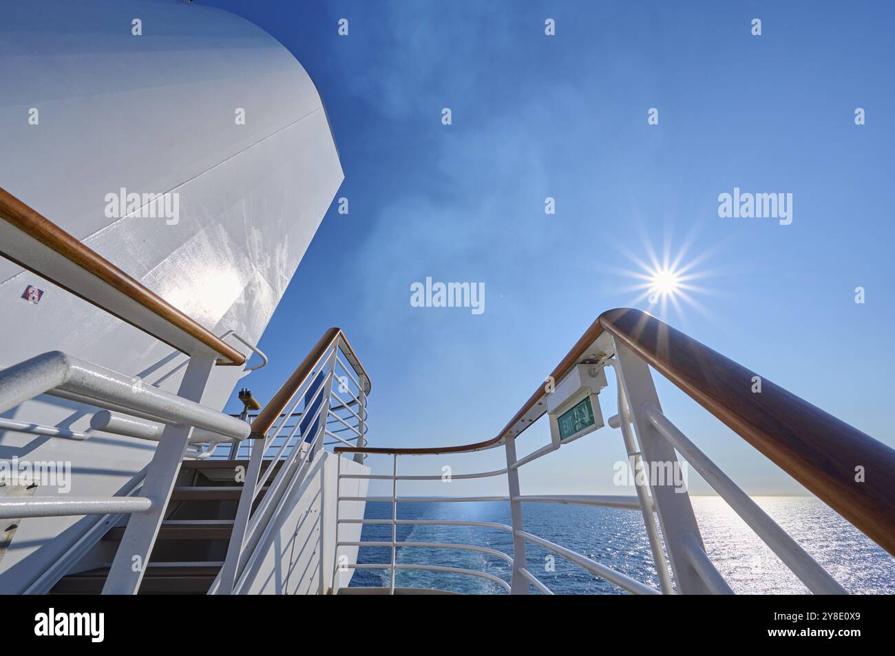 Vue depuis le pont d'un bateau de croisière Mein Schiff 6 à la mer ensoleillée et ciel dégagé, mer du Nord, Norvège, Europe Banque D'Images
