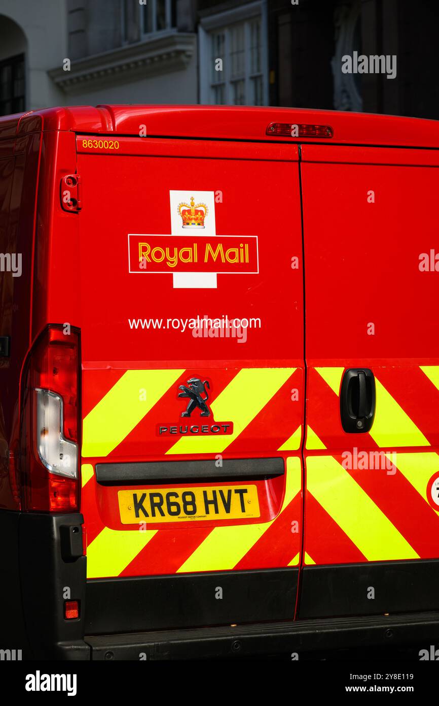 Londres, Royaume-Uni - 19 septembre 2024 ; véhicule de livraison rouge Royal mail avec bande d'avertissement et enseigne Peugeot Banque D'Images