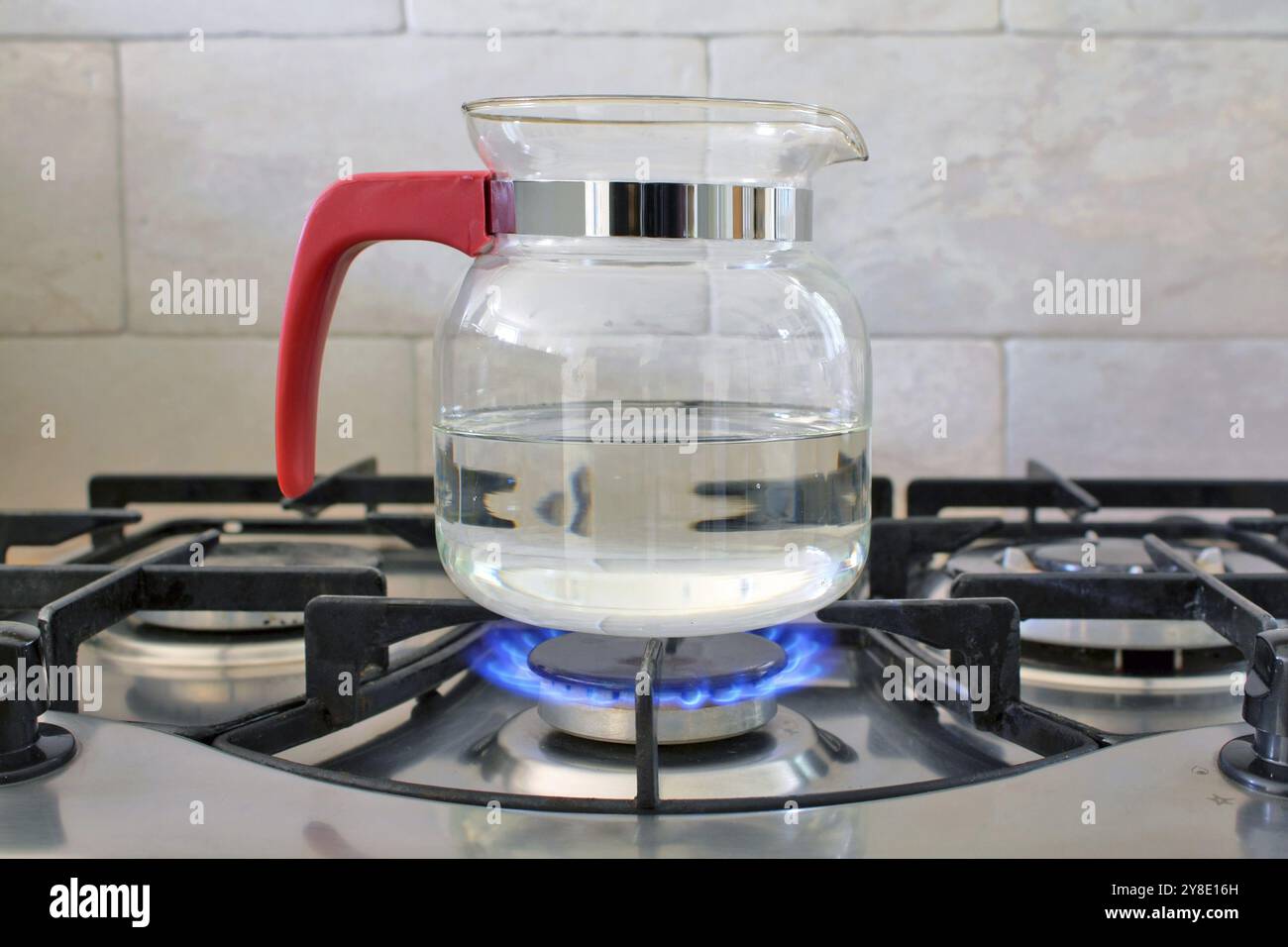 Bouilloire en verre sur cuisinière à gaz Banque D'Images