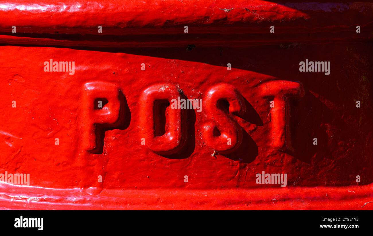 Post mot en relief sur la boîte aux lettres rouge avec ombre et surbrillance en gros plan Banque D'Images