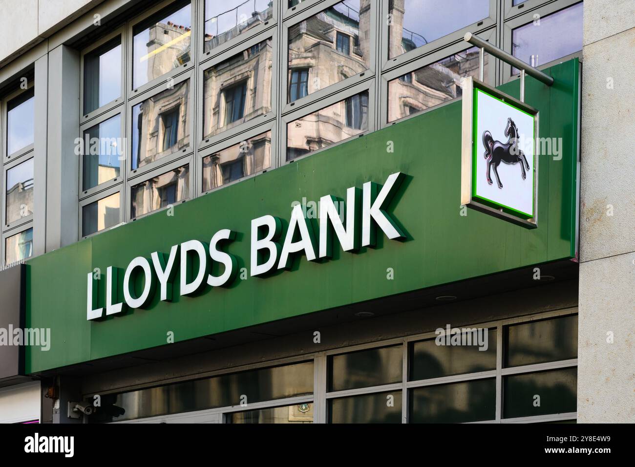 Londres, Royaume-Uni - 19 septembre 2024 ; panneau vert avec texte pour la succursale commerciale de la Lloyds Bank avec logo de cheval noir Banque D'Images