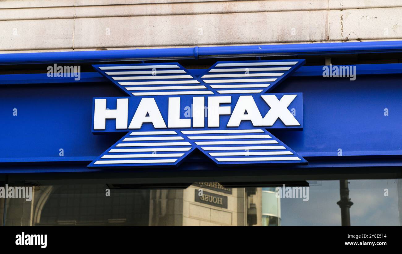 Londres, Royaume-Uni - 19 septembre 2024 ; panneau bleu et blanc sur le mur de la succursale pour les services bancaires de Halifax Banque D'Images