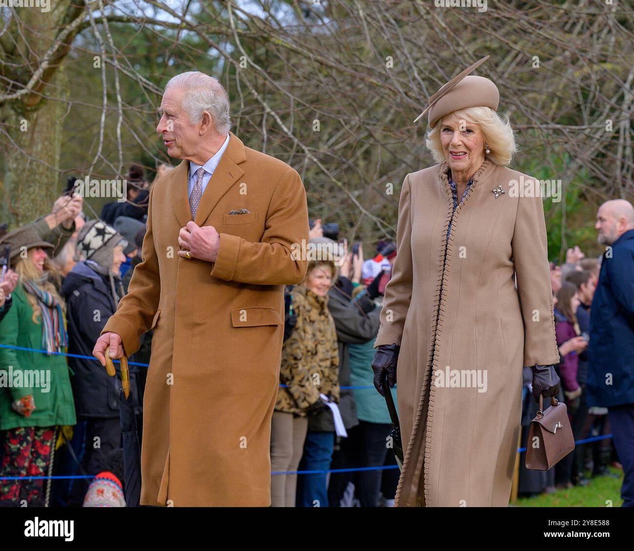 Sandringham, Royaume-Uni. 25 décembre 2023. Le roi Charles et la reine Camilla arrivent à l'église St Mary Magdalene de Sandringham pour le service du matin de Noël. Banque D'Images