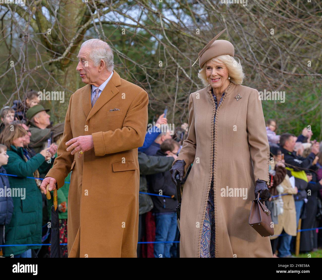 Sandringham, Royaume-Uni. 25 décembre 2023. Le roi Charles et la reine Camilla arrivent à l'église St Mary Magdalene de Sandringham pour le service du matin de Noël. Banque D'Images