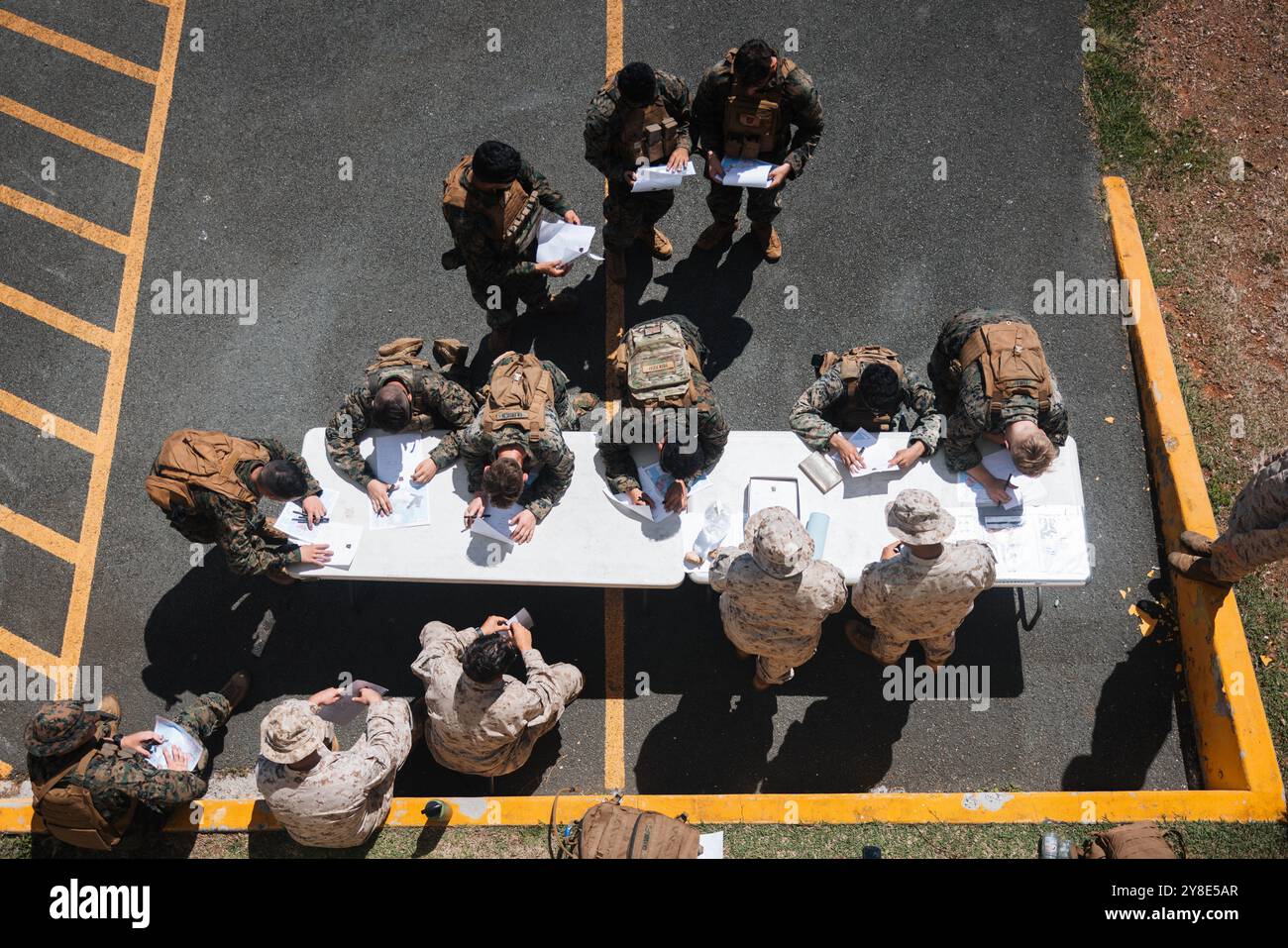 Les Marines des États-Unis avec 3d littoral combat Team, 3d Marine littoral Regiment, 3d Marine Division, évaluent la capacité collective d'une escouade à employer des actifs de soutien dans le cadre d'un appel à l'évaluation de tir lors d'une compétition d'escouade à Marine corps base Hawaii, Oct. 3, 2024. La compétition d'escouade a été conçue pour tester les niveaux de condition physique des Marines, améliorer les compétences tactiques et renforcer la cohésion de l'unité. (Photo du corps des Marines des États-Unis par le caporal Eric Huynh) Banque D'Images
