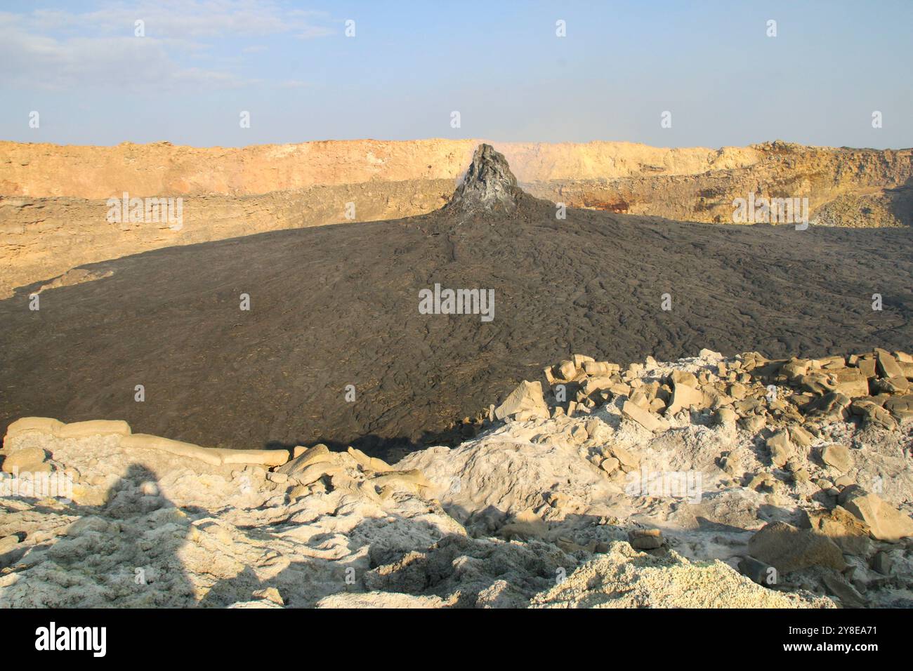 Volcan et lave dans le désert de Danakil, Ethiopie. Le désert de Danakil, ou désert de l'Afar, est l'un des endroits les plus bas et les plus chauds de la Terre. Banque D'Images