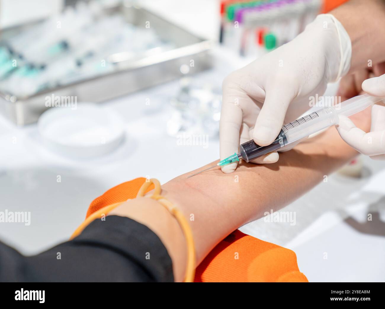 Gros plan médecin prenant des prélèvements sanguins dans le bilan de santé annuel. Banque D'Images