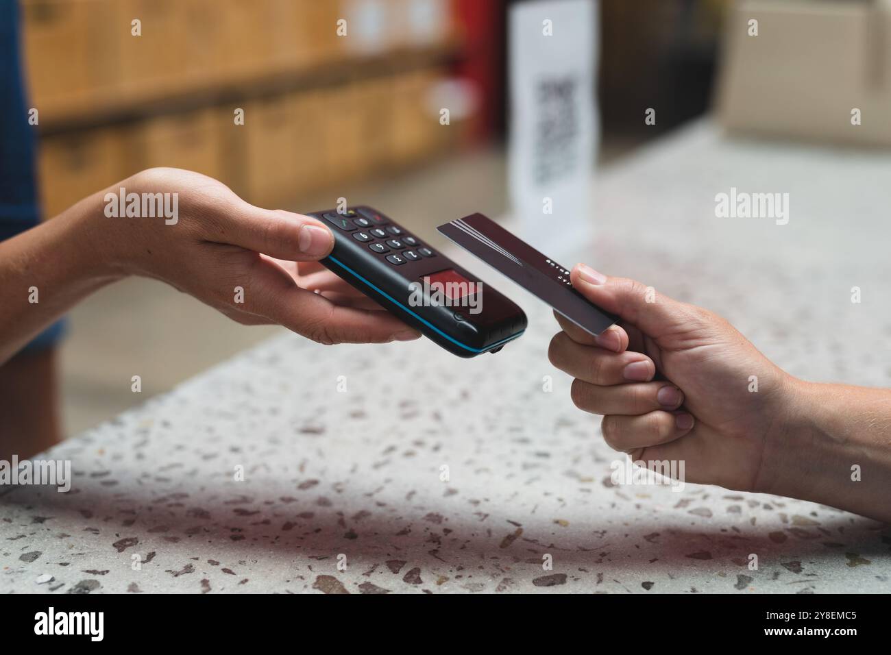 Milieu de section d'une femme caucasienne faisant le paiement sans contact au comptoir au gymnase Banque D'Images