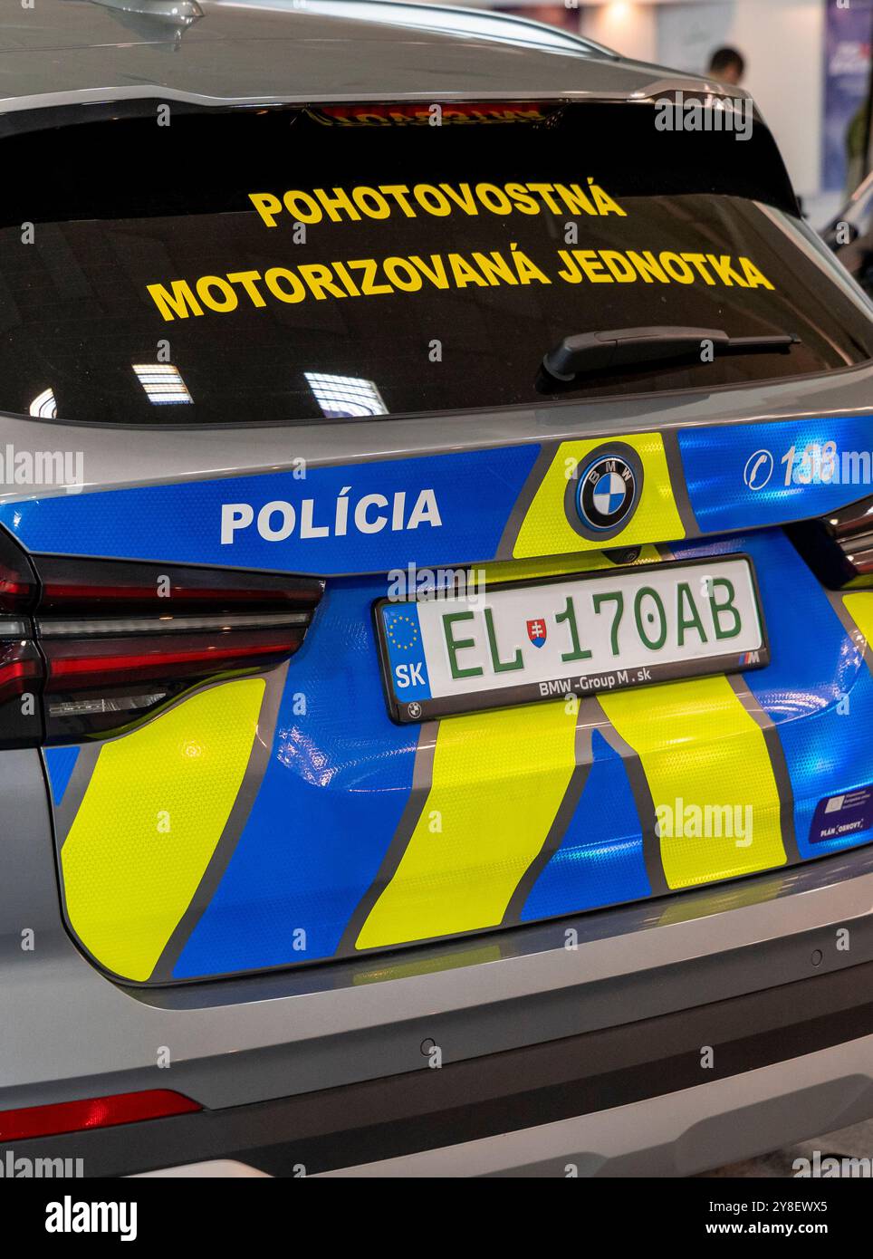 Nitra, Slovaquie - 4 octobre 2024 : la voiture de la police slovaque. Signe de police (Policia). Nitra. Slovaquie. Banque D'Images