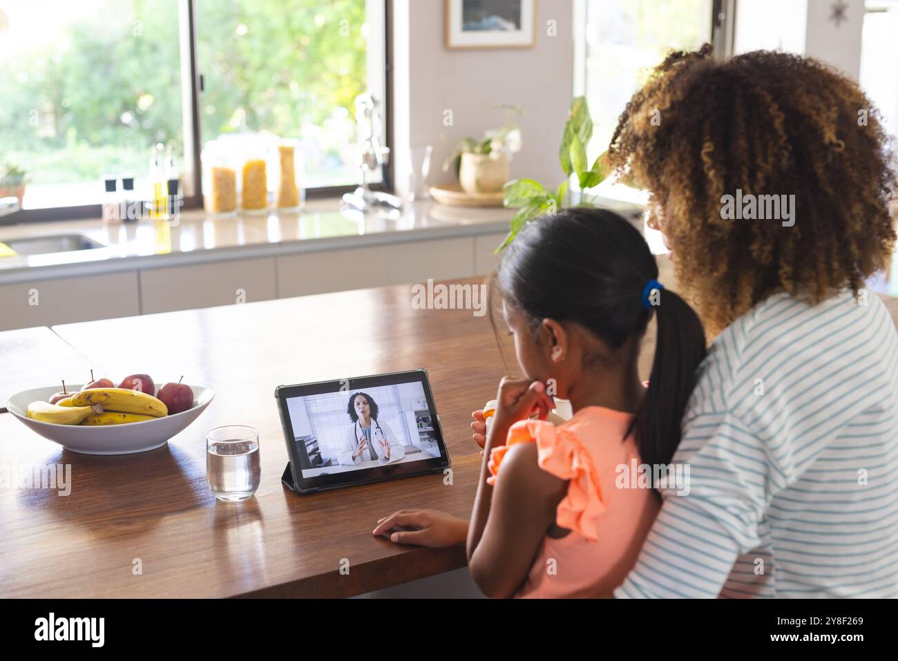 Mère biraciale et fille à la maison, avec espace de copie Banque D'Images