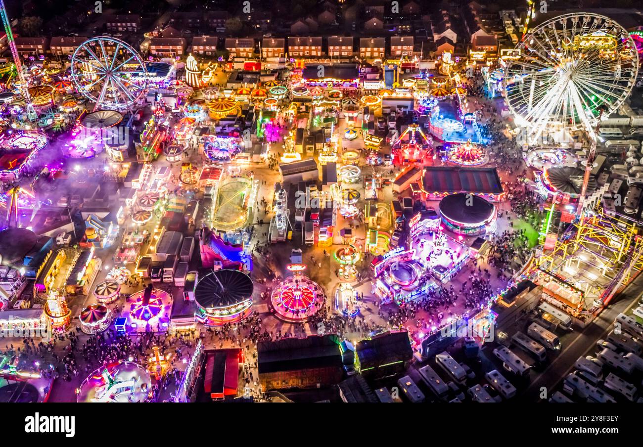 Une vue générale de la foire de Hull 2024 dans le Yorkshire, l'une des plus grandes foires itinérantes d'Europe, qui compte plus de 250 manèges. La foire propose un éventail de manèges à côté d'attractions traditionnelles telles que la lecture de palmiers et des stands remplis de nourriture, de friandises et de jeux. Date de la photo : vendredi 4 octobre 2024. Banque D'Images