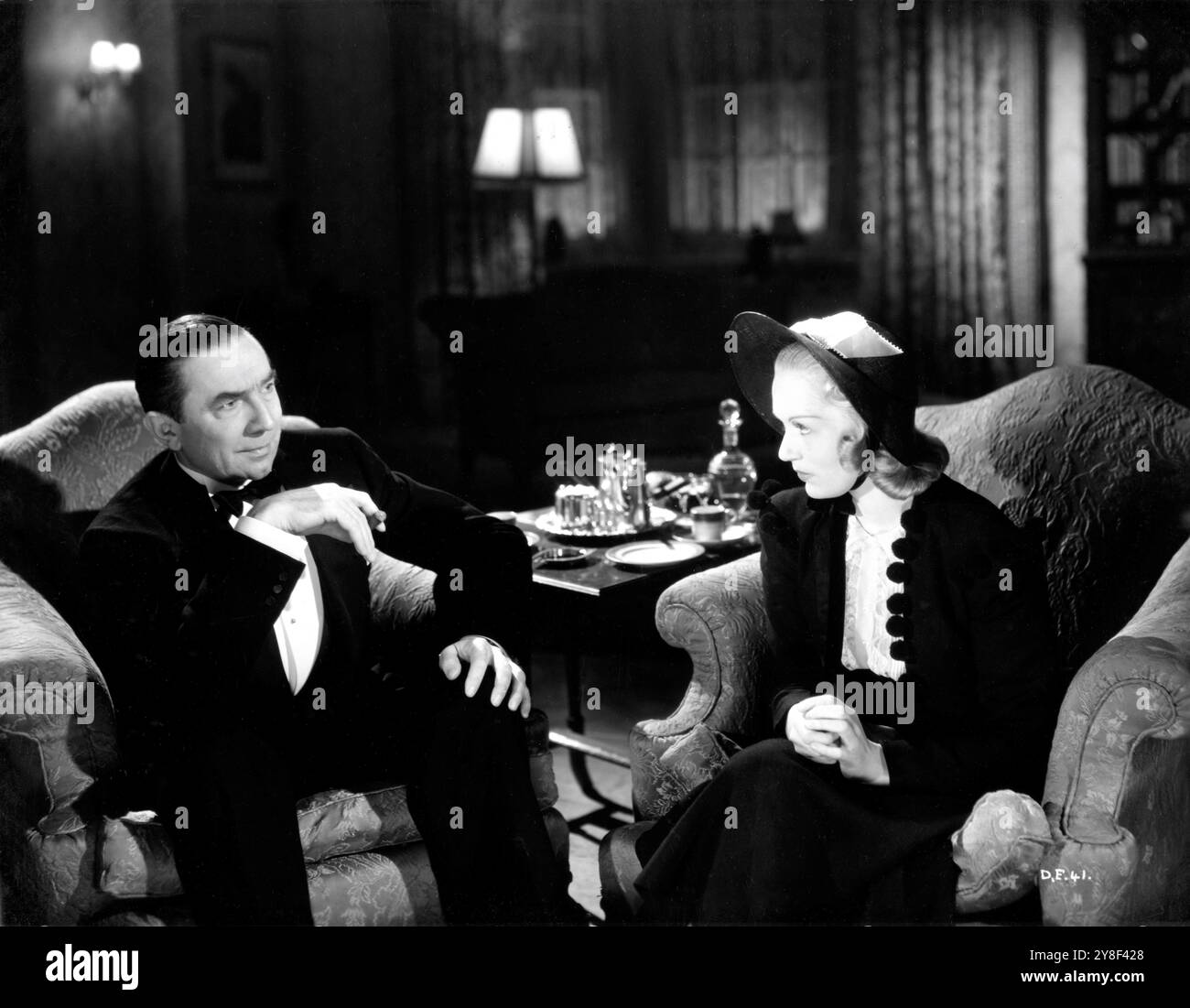 BELA LUGOSI et GRETA GYNT dans LES YEUX NOIRS DE LONDRES (Royaume-Uni) / LE MONSTRE HUMAIN (États-Unis) 1939 réalisateur WALTER SUMMERS roman Edgar Wallace direction artistique Duncan Sutherland John Argyle Productions / Pathe Pictures Ltd. Banque D'Images
