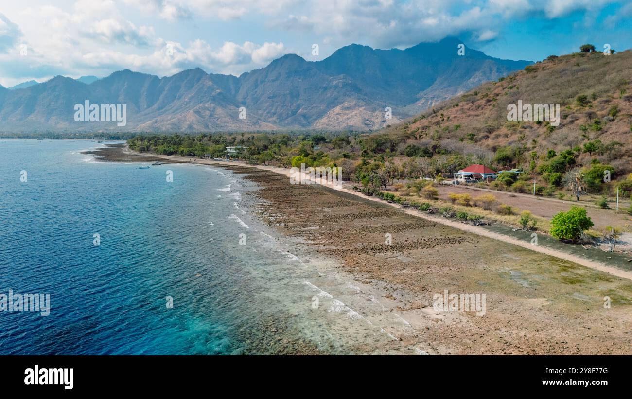 Paysage pittoresque sur l'ouest de Bali avec l'océan bleu et les montagnes dans la région de Pemuteran Banque D'Images