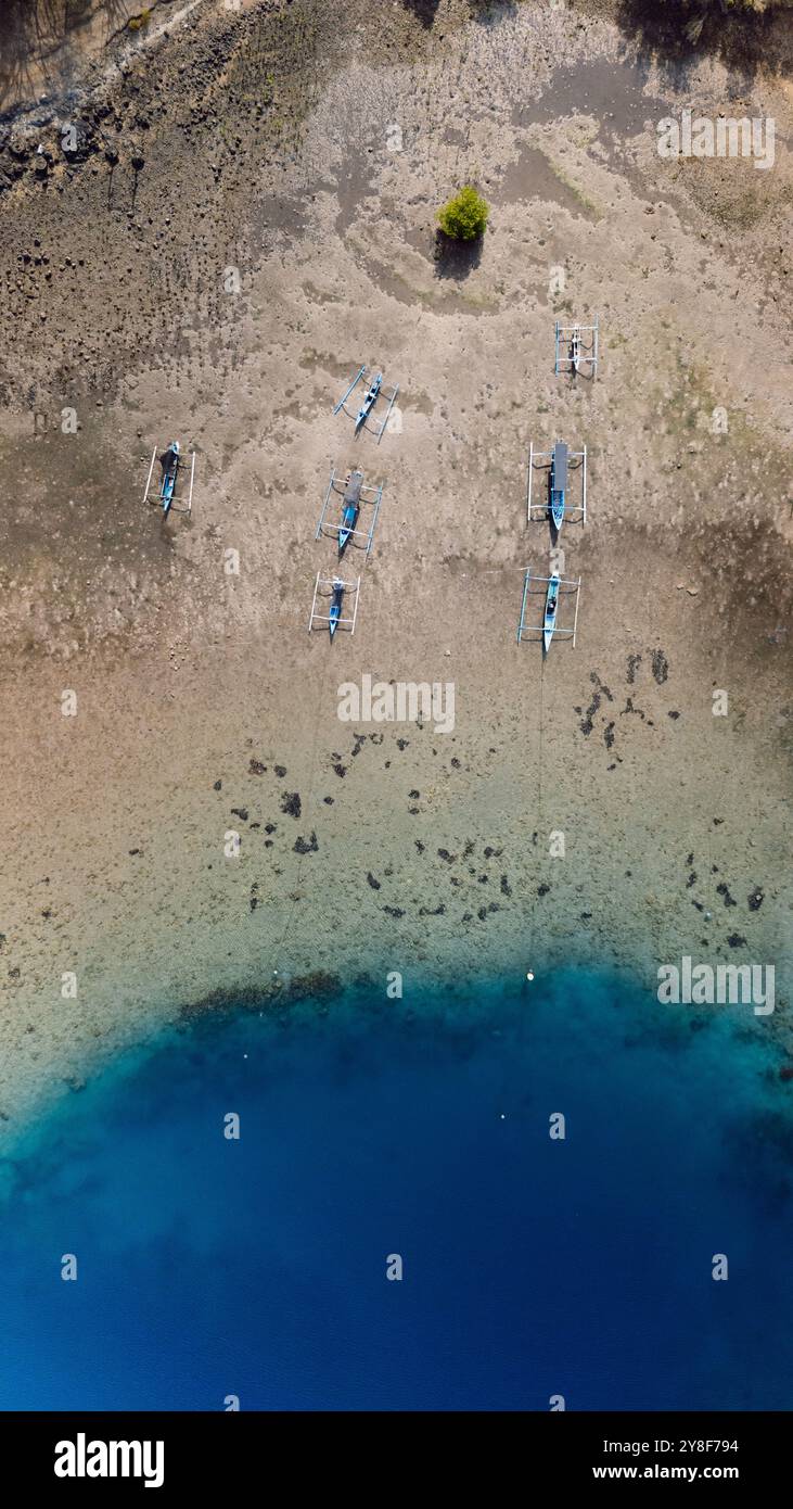 Bateaux touristiques dans le port avec océan bleu près de l'île de Menjangan, Bali. Vue aérienne. Banque D'Images