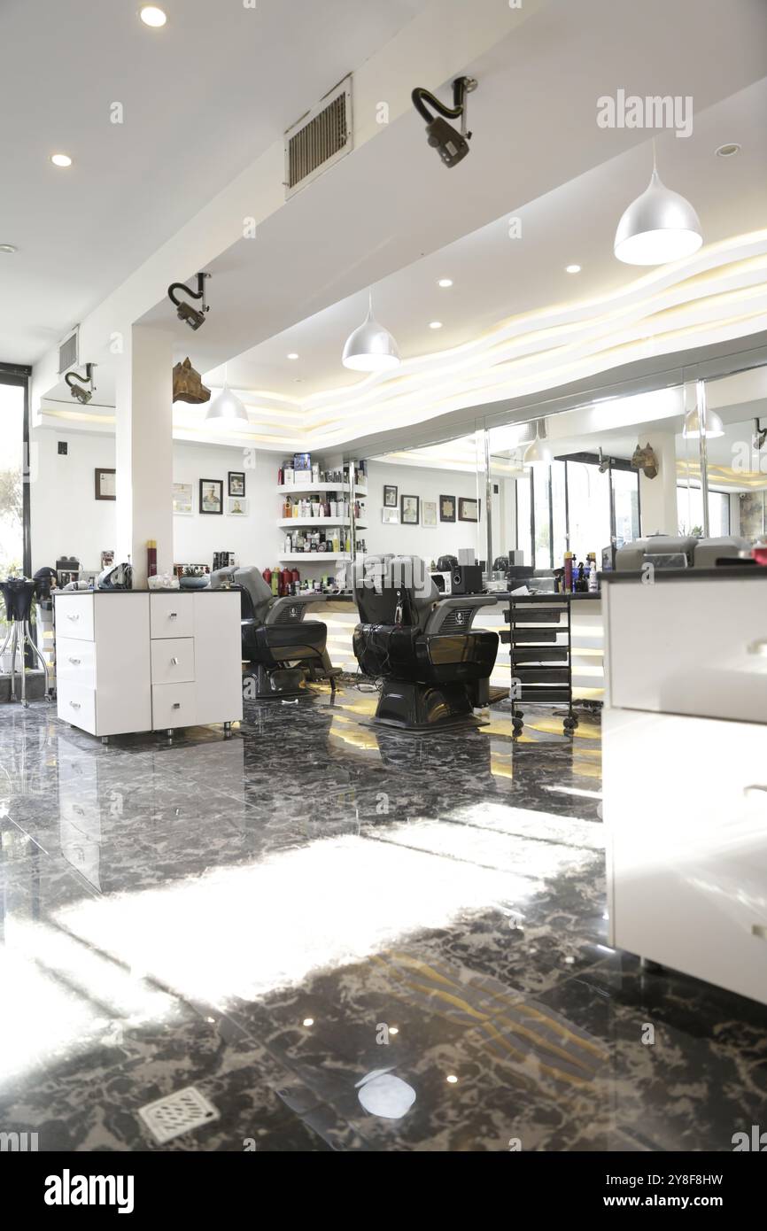 Intérieur de salon de coiffure moderne et élégant avec des chaises de style et un look propre et poli Banque D'Images