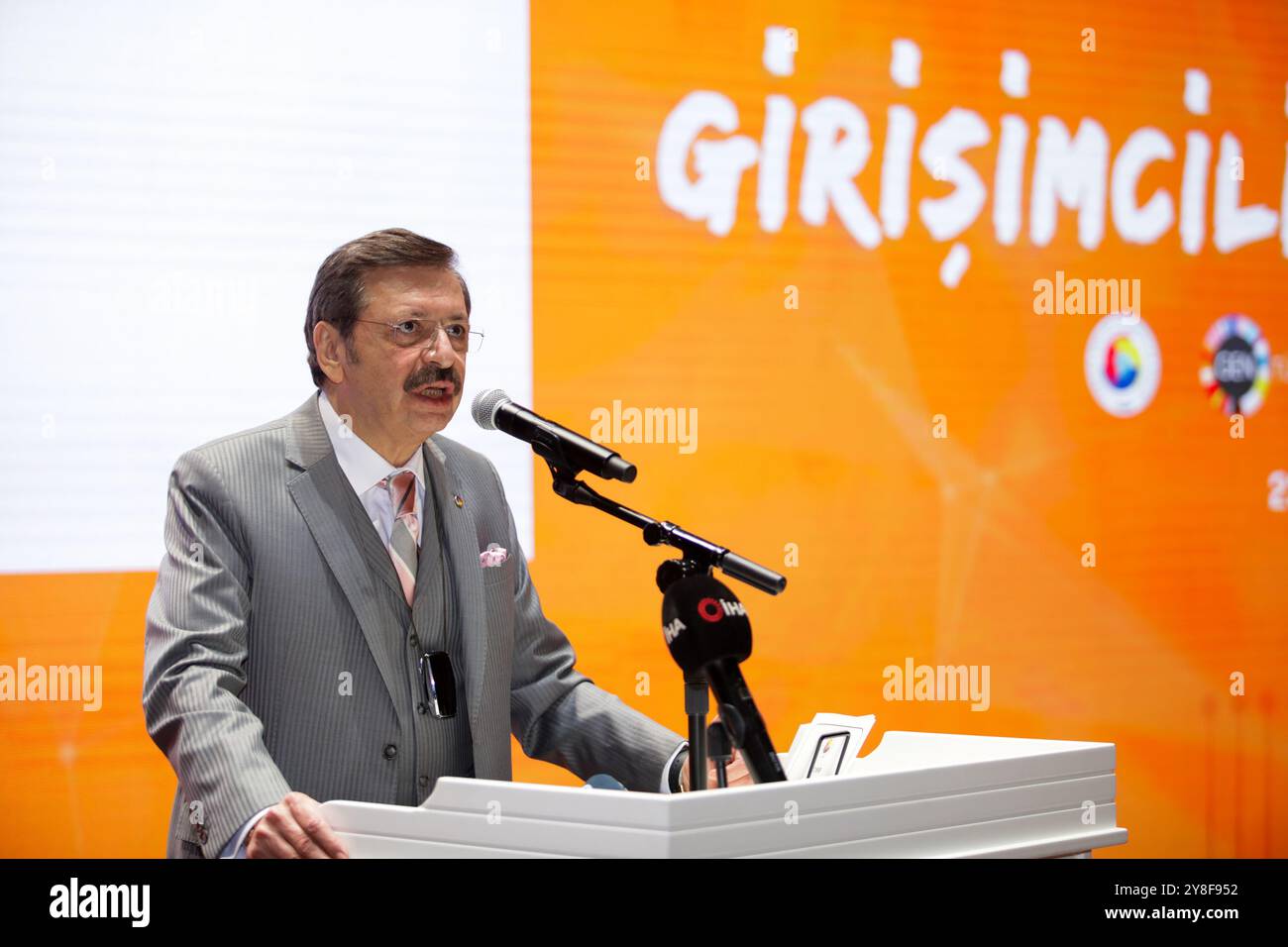 Gaziantep, Turquie. 23 décembre 2021. Le président de TOBB, Rifat Hisarcıklıoğlu, s’exprime au Forum G3 au Centre de congrès et d’art de la ville de Gaziantep, dans le sud de la Turquie. L’événement, qui visait à sensibiliser à l’entrepreneuriat et à diffuser la culture entrepreneuriale, a réuni des responsables turcs, des représentants d’ONG, des hommes d’affaires et des entrepreneurs. Le Forum a été accueilli par la Chambre d'industrie de Gaziantep (GSO), la Chambre de commerce de Gaziantep (GTO) et la Bourse de marchandises de Gaziantep (GTB), tout en étant coordonné par l'Union des chambres et bourses de marchandises de Turquie (TOBB) et Ha Banque D'Images