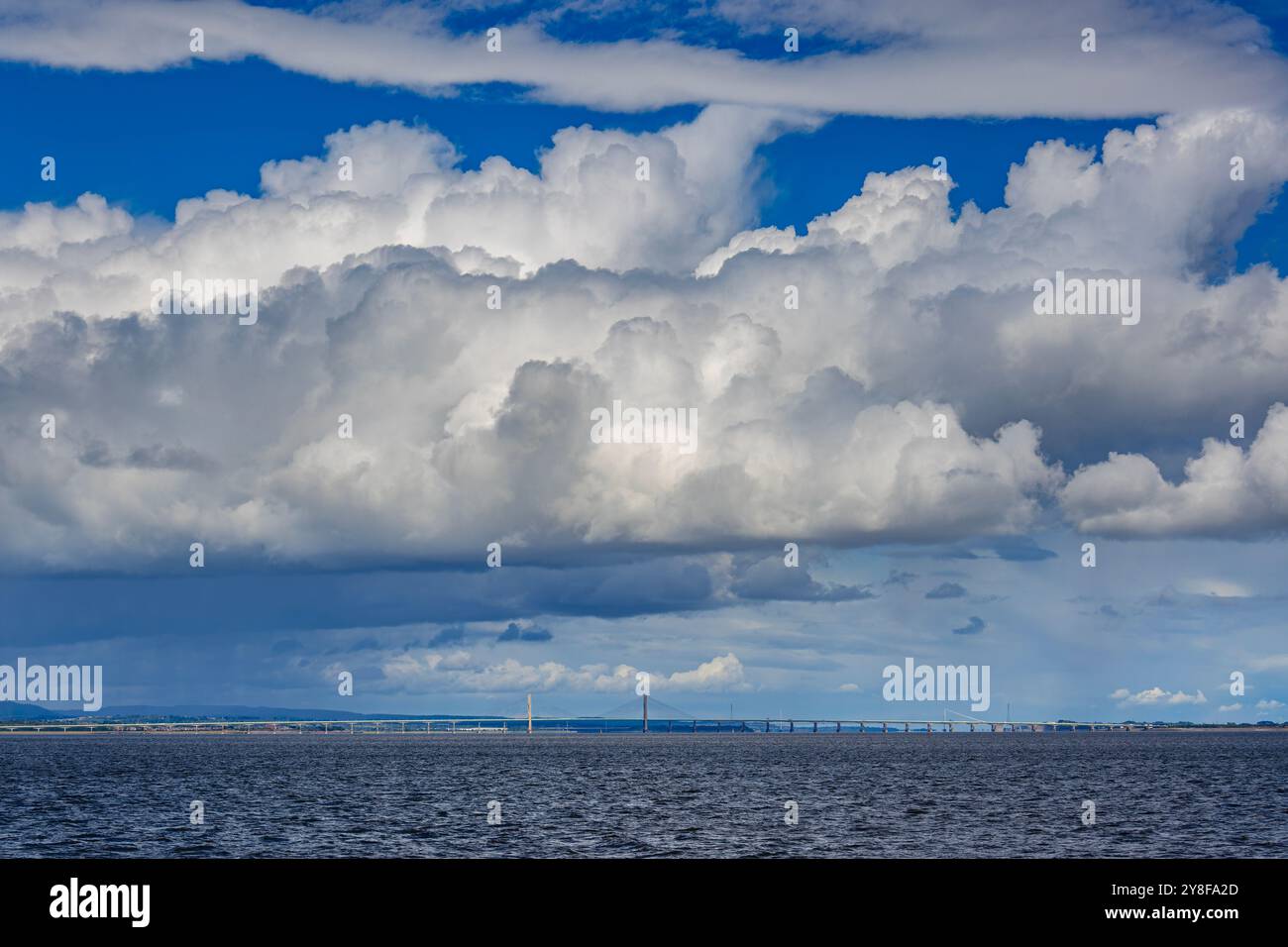 Nuage de cumulonimbus au-dessus de l'estuaire de la Severn Banque D'Images