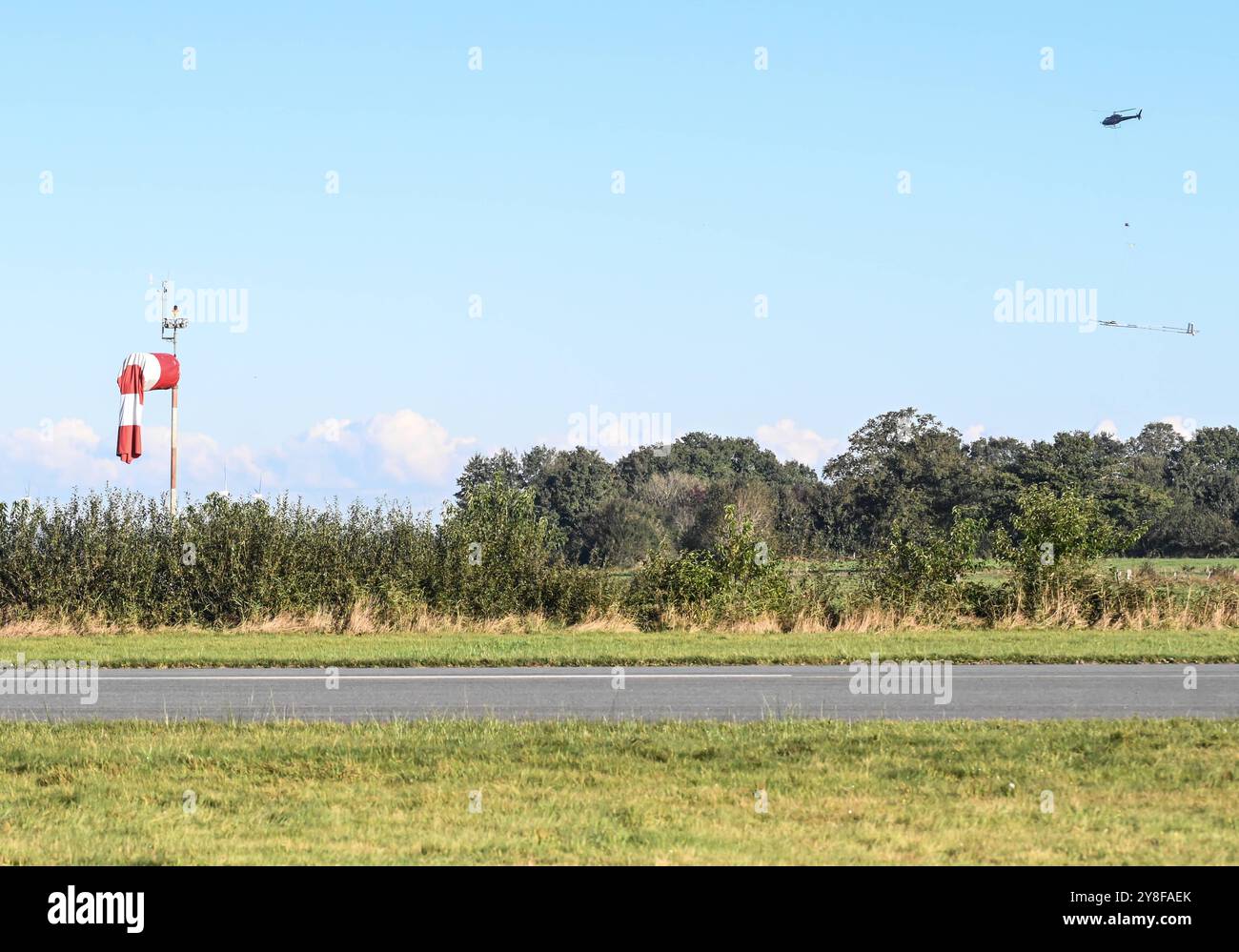 Geophysikalische Messungen mit Hubschrauber. Blick auf die antenne unterm Hubschrauber der dänischen Firma SkyTeam. DAS Niedersächsische Landesamt für Bergbau, Energie und Geologie tätigt derzeit unter anderem in Ostfriesland geophysikalische Messungen mit Blick auf das Grundwasser, die von einem Hubschrauber unterstützt werden. Dabei wird vom 4. bis voraussichtlich zum 16. Oktober eine große antenne in etwa 30 Metern Höhe über die Geländeoberfläche geschleppt. Durch das sogenannte SkyTEM-Verfahren solle BEI Flügen rund um Emden, Leer, Aurich, Cloppenburg und auch im Ammerland BEI Oldenburg mi Banque D'Images