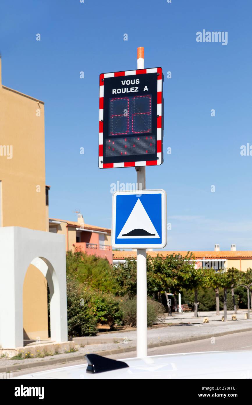 Un panneau d'avertissement numérique de vitesse et de bosse de route en France Banque D'Images