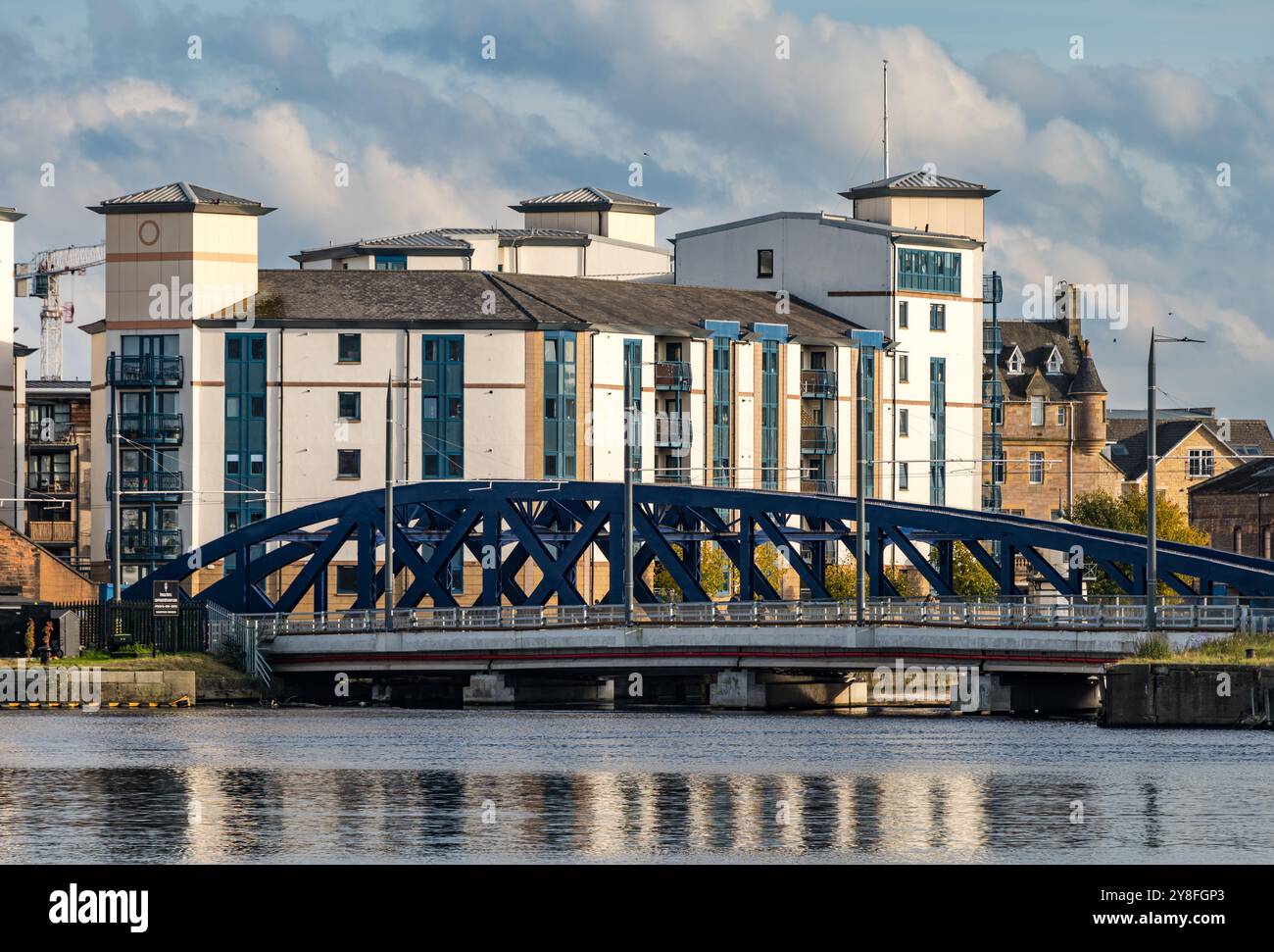 Immeuble moderne au bord de la rivière Queen's Quay et vieux pont tournant Victoria, Leith, Écosse, Royaume-Uni Banque D'Images