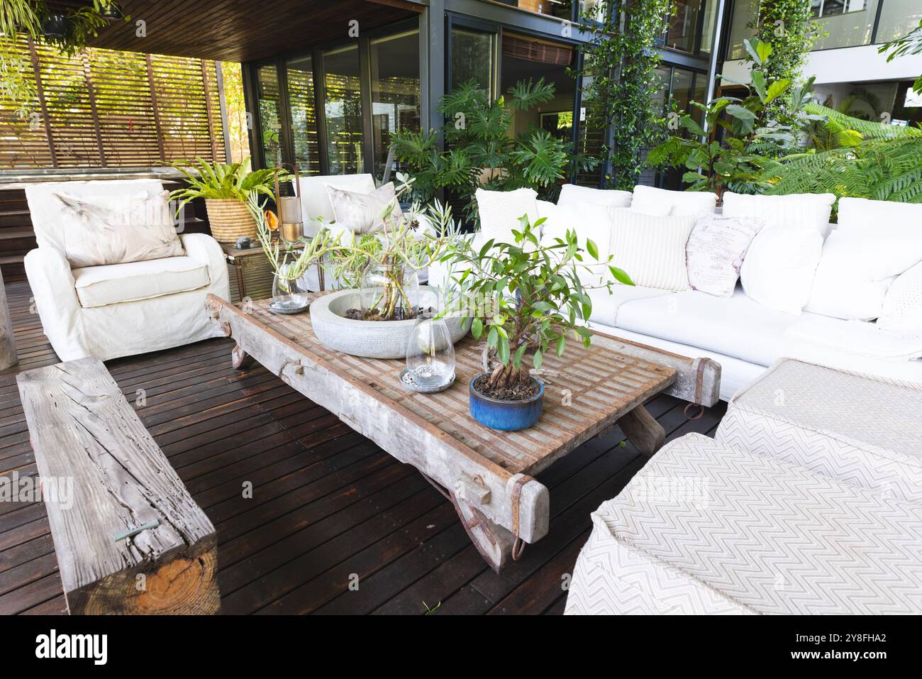 Moderne grande maison vide avec balcon et terrasse dans un grand jardin vert Banque D'Images