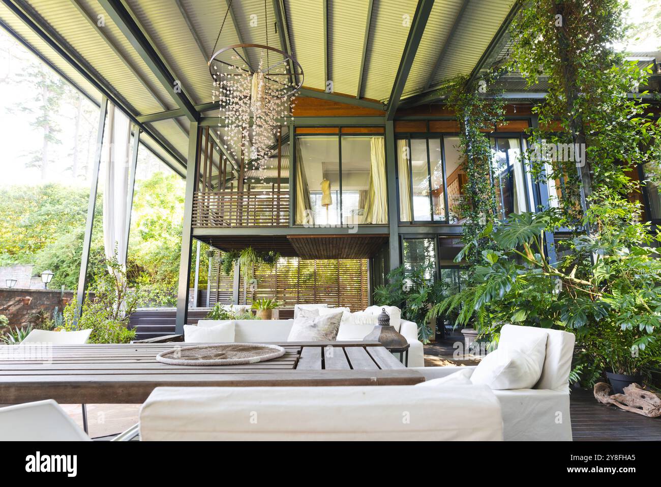 Moderne grande maison vide avec balcon et terrasse dans un grand jardin vert Banque D'Images