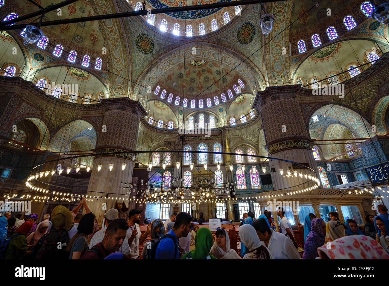 Turkiye. Istanbul. L'intérieur et les plafonds décorés de la mosquée Sultanahmed se remplissaient d'une foule de visiteurs et de fidèles Banque D'Images Turkiye. Istanbul. L'intérieur et les plafonds décorés de la mosquée Sultanahmed se remplissaient d'une foule de visiteurs et de fidèles Banque D'Images