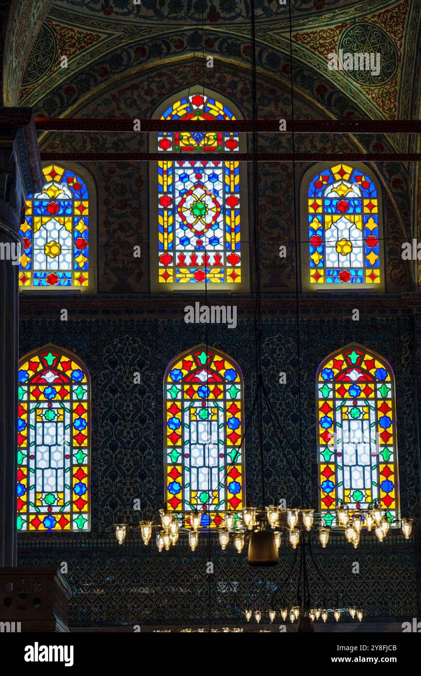 Turkiye. Istanbul. Les fenêtres décorées de la mosquée du Sultan Ahmed Banque D'Images Turkiye. Istanbul. Les fenêtres décorées de la mosquée du Sultan Ahmed Banque D'Images