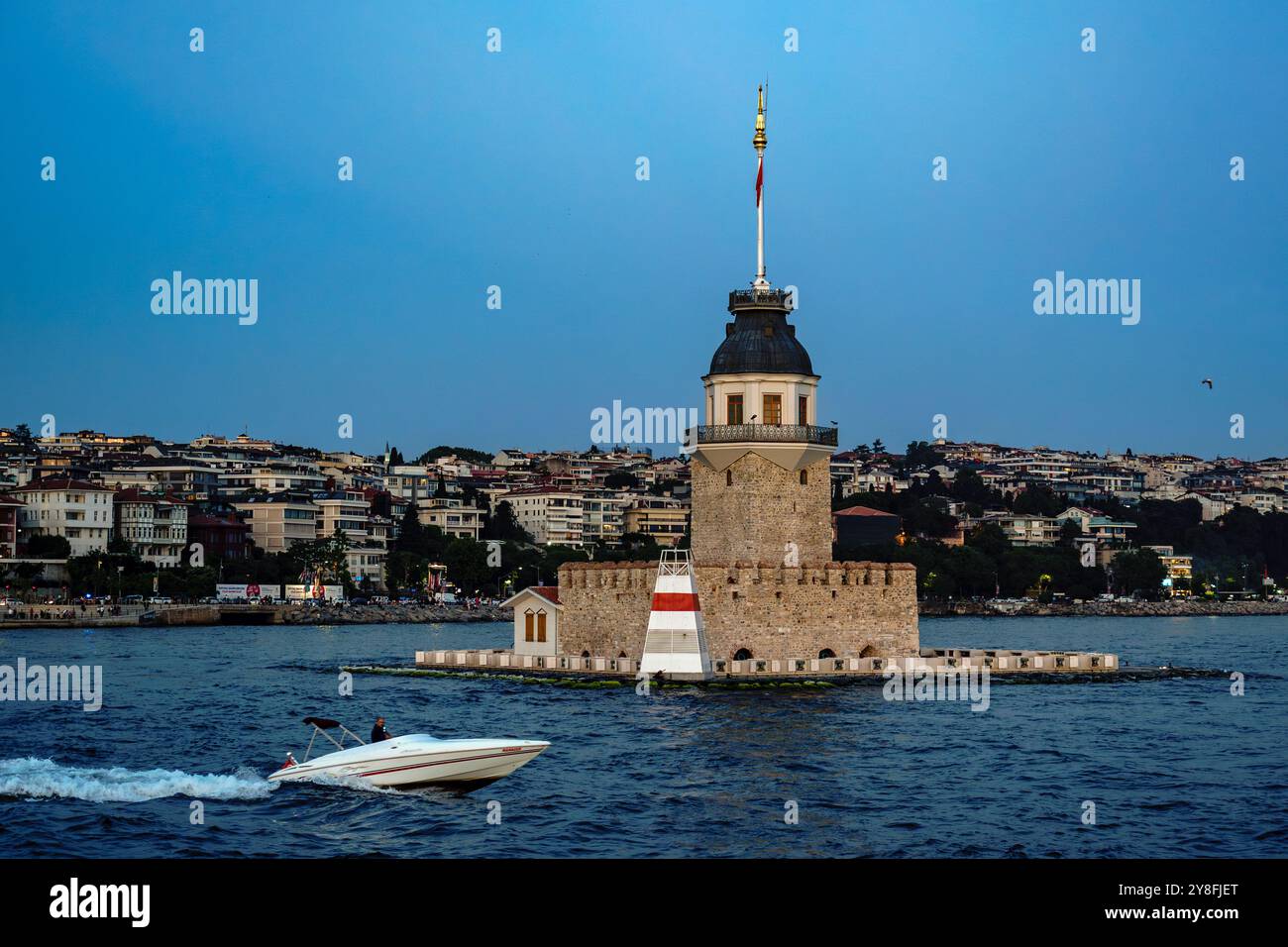 Turkiye. Istanbul. Un bateau passe devant la Maiden's Tower au crépuscule Banque D'Images