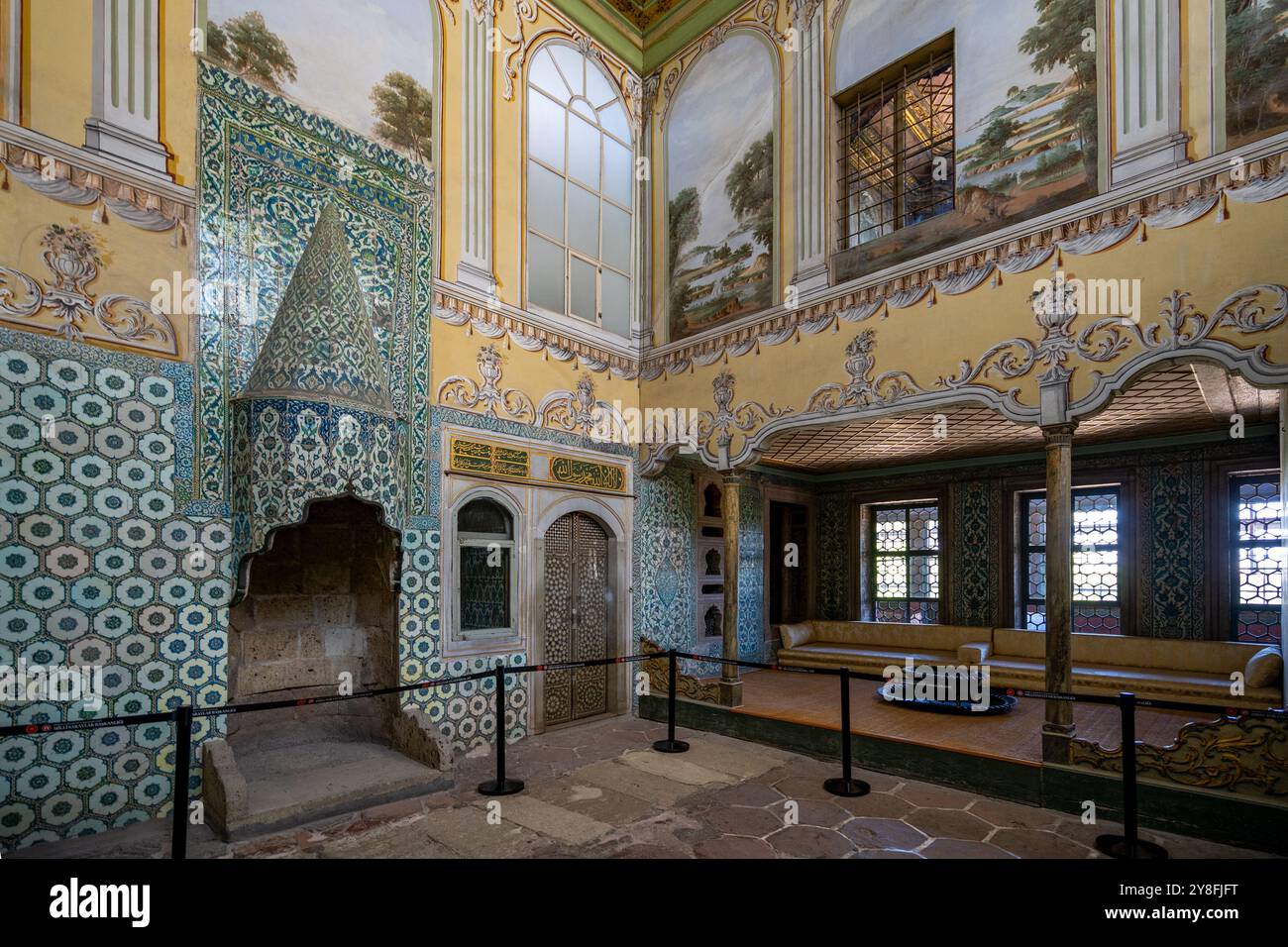 Turkiye. Istanbul. Palais de Topkapi. Appartement de la reine mère avec sa cheminée de forme typique Banque D'Images Turkiye. Istanbul. Palais de Topkapi. Appartement de la reine mère avec sa cheminée de forme typique Banque D'Images