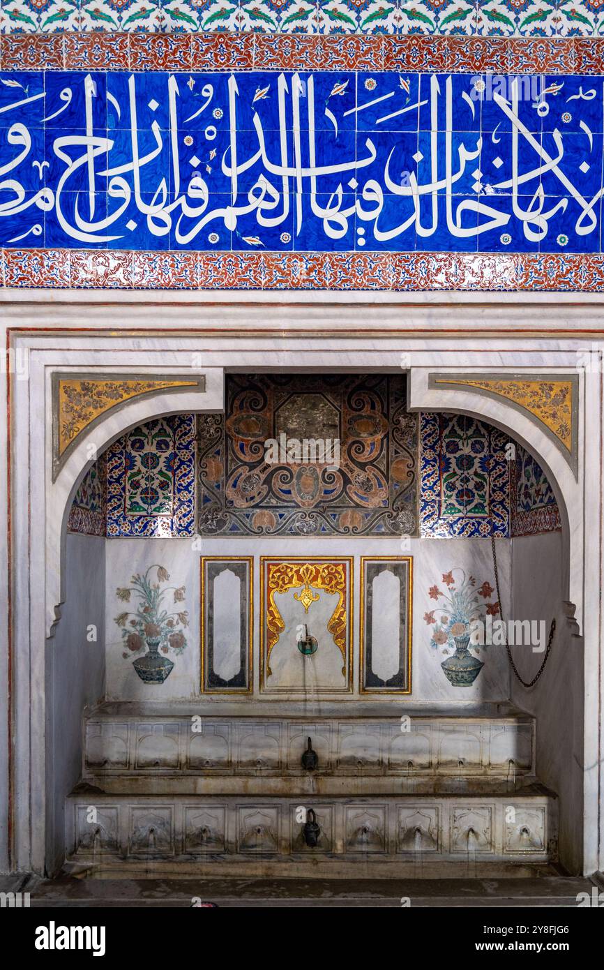 Turkiye. Istanbul. Palais de Topkapi. Intérieur des appartements du Sultan et sa fontaine Banque D'Images Turkiye. Istanbul. Palais de Topkapi. Intérieur des appartements du Sultan et sa fontaine Banque D'Images